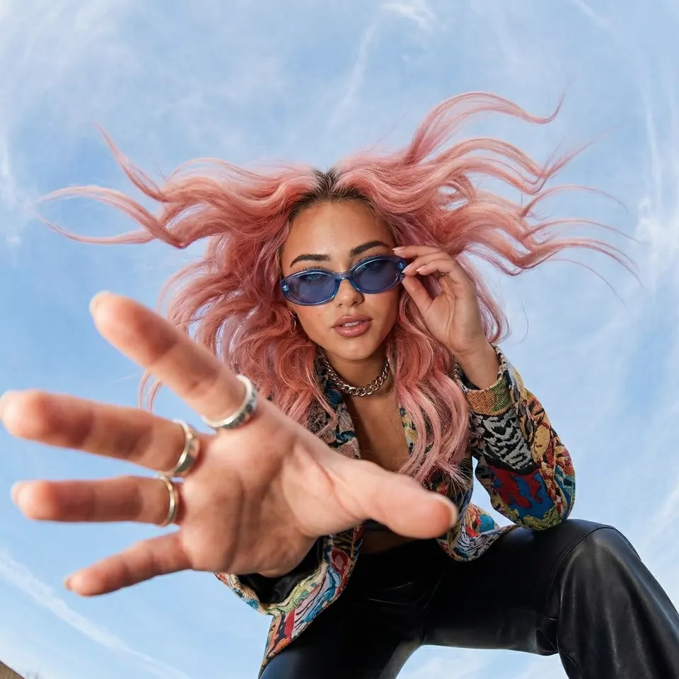 Hand-to-Lens Shot